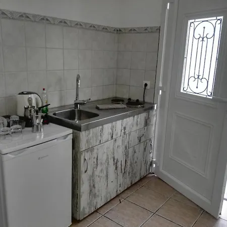 Alea Milos Πανσιόν